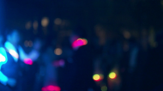 夜店里跳舞的女孩(散焦)视频素材
