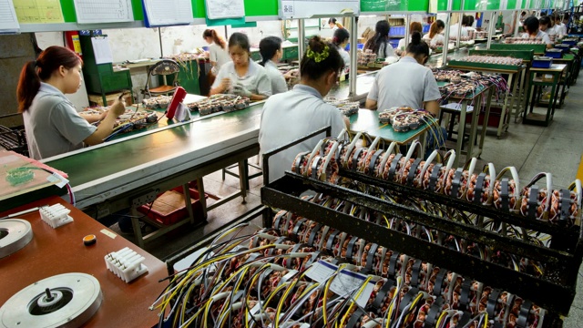 装配线工人生产的产品中国时间流逝视频下载