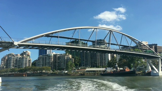 在澳大利亚昆士兰州布里斯班亲善大桥下航行的渡船视频下载
