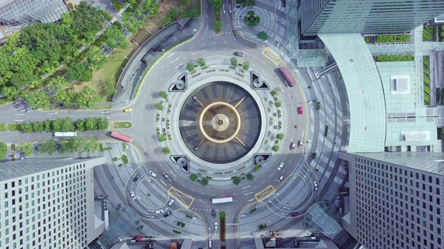 无人机俯瞰拥有摩天大楼的新加坡地标性金融商业区财富喷泉。新加坡市区视频下载