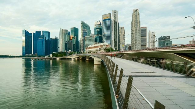 新加坡地标性的金融商业区，有着摩天大楼和美丽的天空。新加坡市区视频素材