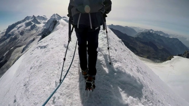 登山爱好者或登山爱好者在白雪皑皑的Breithorn峰，瑞士阿尔卑斯山视频下载