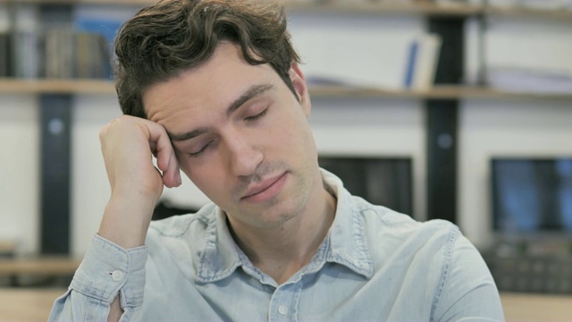 在办公室里疲惫地睡觉的创意人士视频下载