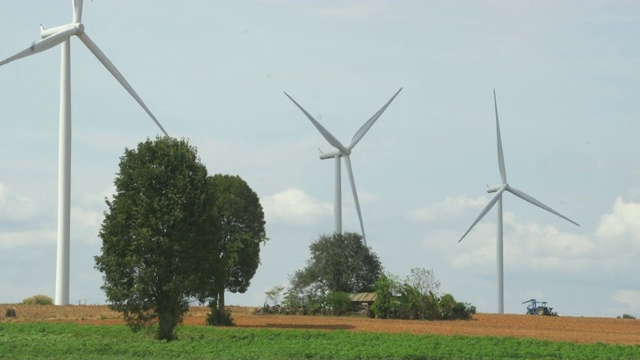 风力涡轮机在农场视频素材