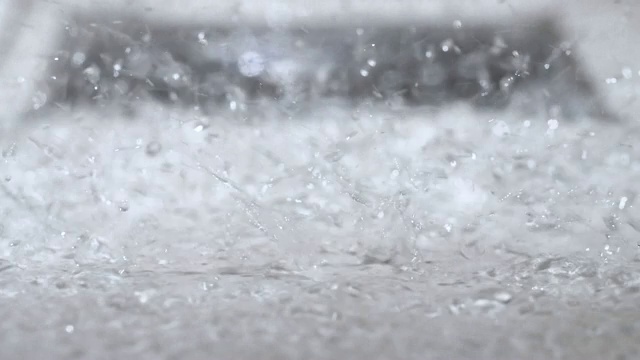 在特写镜头中，水停止在淋浴，只有米黄色的瓷砖和水滴可以看到视频下载