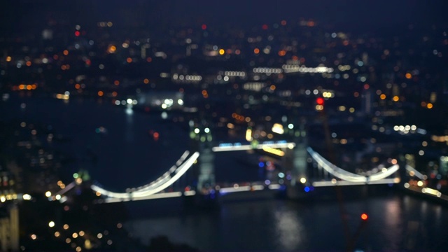 从空中俯瞰伦敦塔桥在晚上，英国视频素材