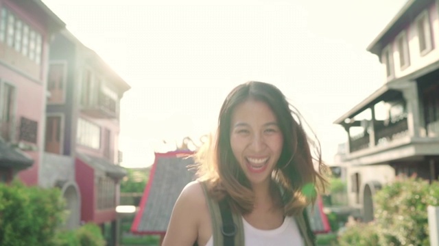 慢动作-亚洲背包女感觉快乐旅行在北京，中国，快乐美丽的年轻少女博主女行走在唐人街。生活方式背包旅游度假概念视频购买