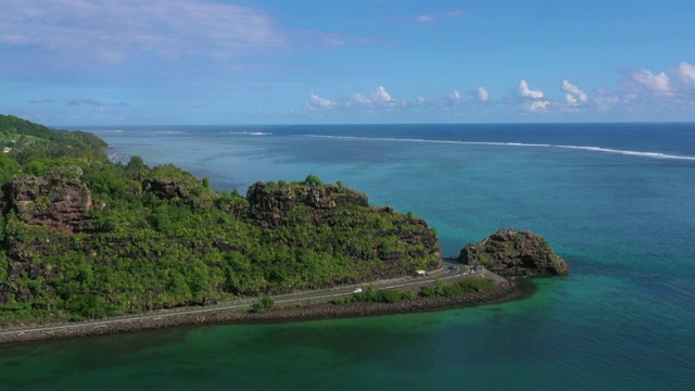 在毛里求斯岛穿过岩石的道路视频素材