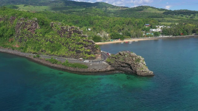 在毛里求斯岛穿过岩石的道路视频素材