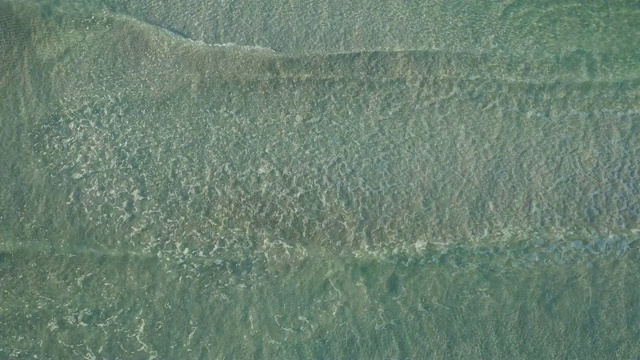 意大利撒丁岛，美丽的白色海滩沐浴在透明的绿松石海的鸟瞰图。视频下载
