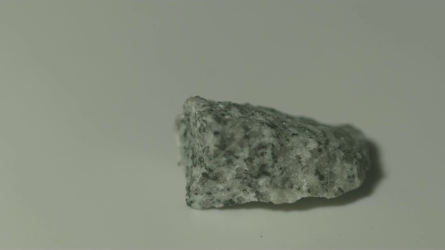 斜长花岗岩矿物样品在旋转与白色背景视频素材