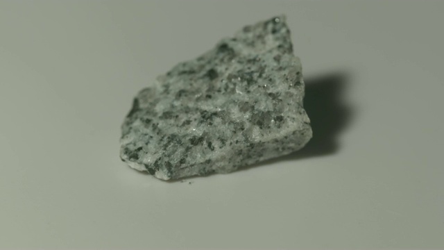 斜长花岗岩矿物样品在旋转与白色背景视频下载
