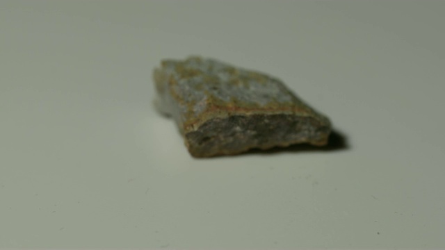 旋转英安岩矿物样品，白色背景视频素材
