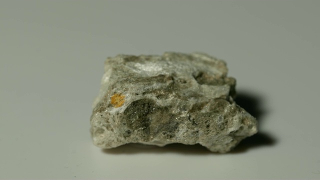 旋转浮石矿物样品，白色背景视频素材