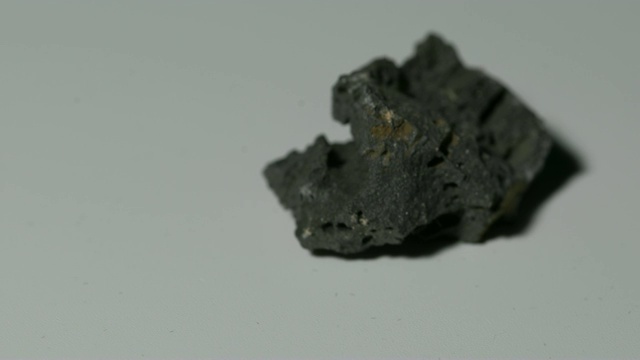 玄武岩矿物样品，白色背景旋转视频素材