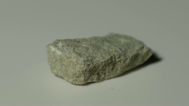 砂岩矿物样品，白色背景旋转视频素材