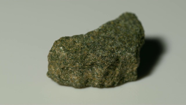 海绿石砂岩矿物样品，白色背景旋转视频下载