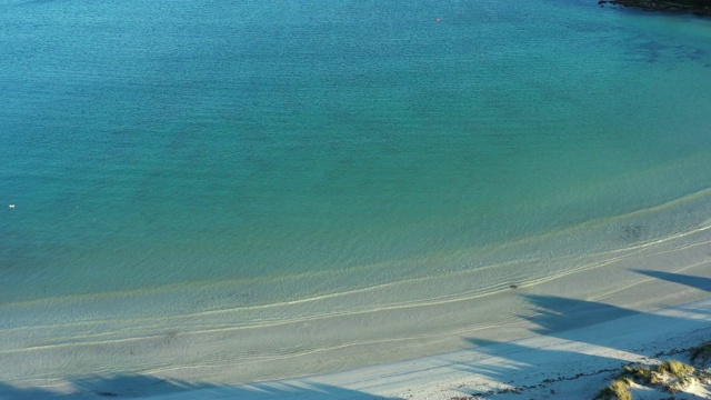意大利撒丁岛，美丽的白色海滩沐浴在透明的绿松石海的鸟瞰图。视频素材