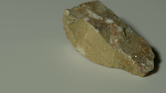 灰泥质矿物样品，白色背景旋转视频素材