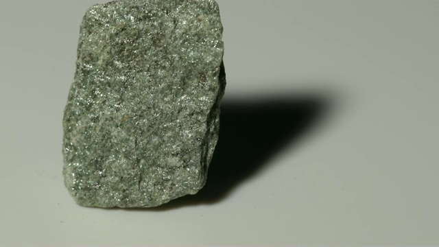绿泥石片岩矿物样品以白色为背景旋转视频下载