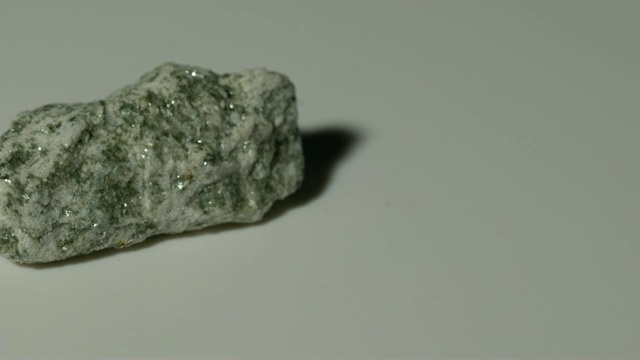 片麻岩矿物样品在白色背景旋转视频下载