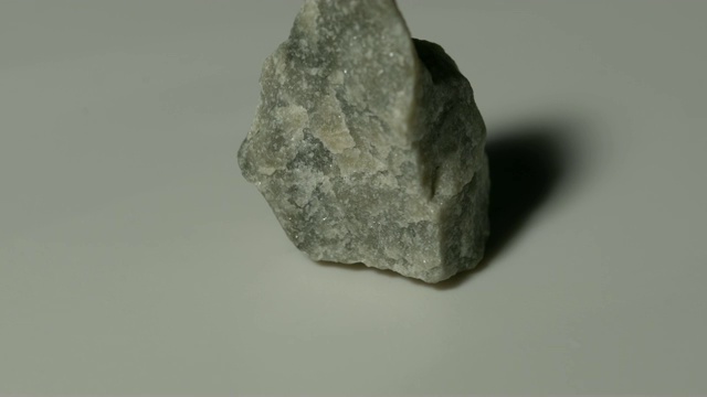旋转白云石大理岩矿物样品，白色背景视频素材