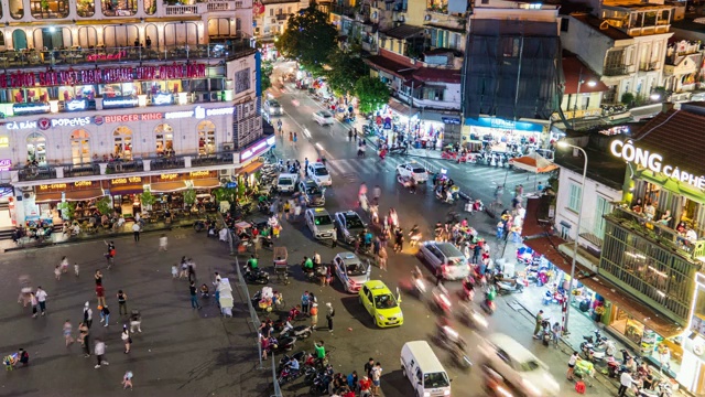 夜晚繁忙的街道和交通拥堵在著名的中心点老城区在河内，越南，高角度查看时间推移视频视频素材