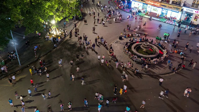 越南河内老城区著名中心点的夜晚时光流逝，高角度观看时光流逝视频视频素材