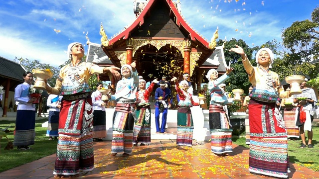 慢镜头少男少女穿着泰国传统服饰跳舞，在寺庙里撒兰花视频下载