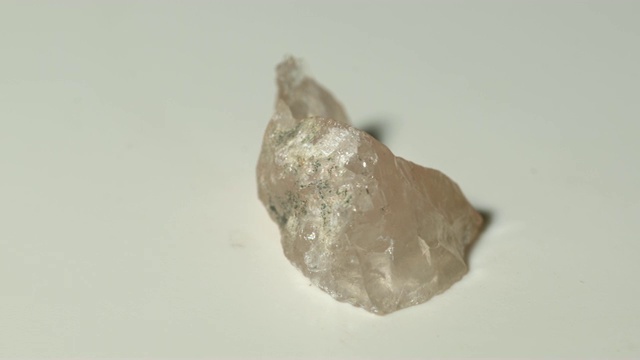玫瑰石英矿物样品旋转白色背景视频素材