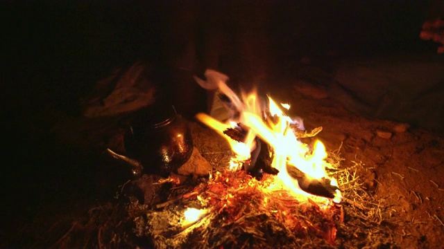 瓦迪拉姆沙漠晚上篝火上的茶壶视频素材