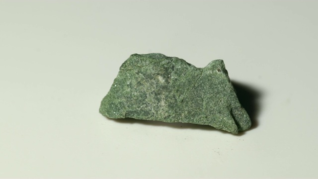 绿泥石矿物样品在白色背景旋转视频素材