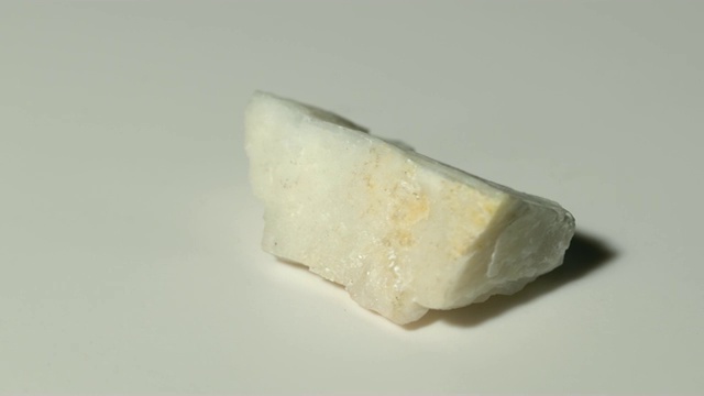 方解石矿物样品在白色背景旋转视频素材