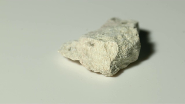 沸石矿物样品在旋转与白色背景视频下载