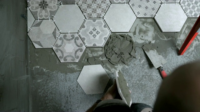 建筑工在地板上铺瓷砖视频下载