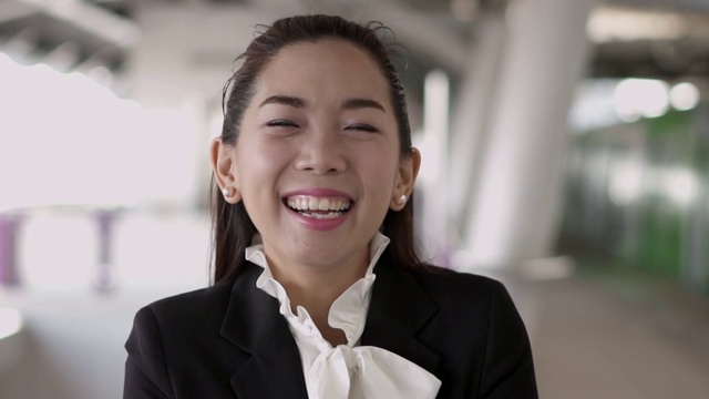 女商人微笑和幸福的慢动作。视频素材