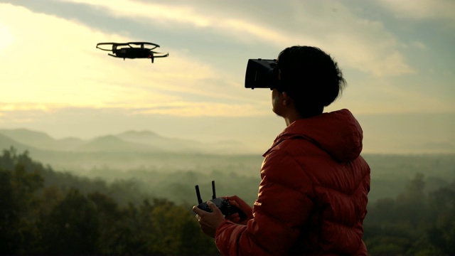 4K亚洲人在VR眼镜耳机控制无人机视频下载