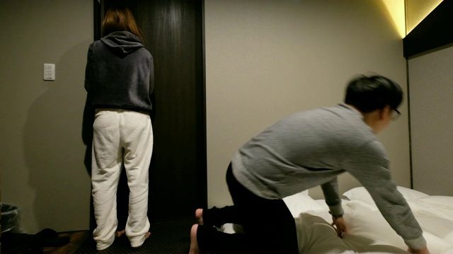 4K移动镜头:游客入住日式传统酒店。朋友睡觉前击掌视频素材