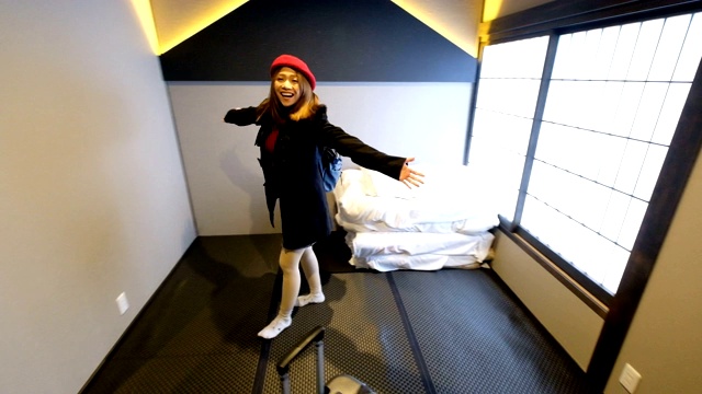 4K后续镜头:女性游客入住日式传统酒店房间。一名游客到达并登记入住。视频素材
