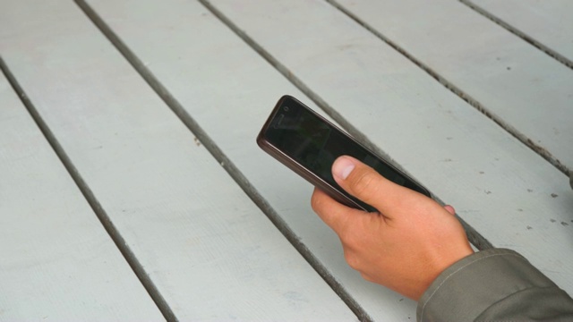 男人的手和智能手机在白板的背景视频素材