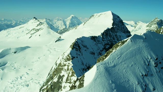 空中艾格尔瑞士格林德瓦尔德岩峰顶峰阳光视频素材