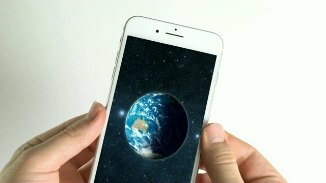在白色背景的屏幕上，人类在使用智能手机和地球视频下载