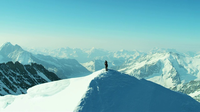 空中瑞士高山，阿尔卑斯山，户外雪登山者视频下载