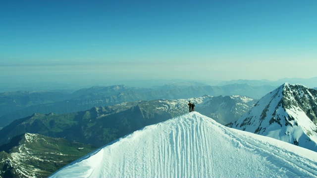 空中瑞士高山，阿尔卑斯山，户外雪登山者视频素材