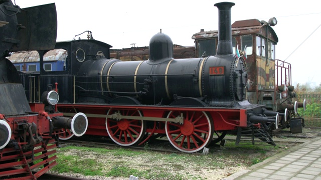 旧的和生锈的蒸汽机车，车厢的状况很差，停在火车站视频下载