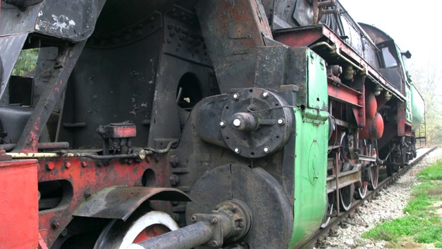 旧的和生锈的蒸汽机车，车厢的状况很差，停在火车站视频素材