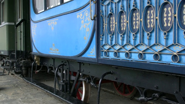火车站里的一辆旧蒸汽火车视频素材