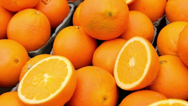 新鲜橙子在市场出售视频素材