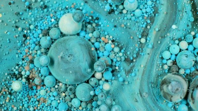 泡沫中的彩色颜料在液体中有机地移动视频素材