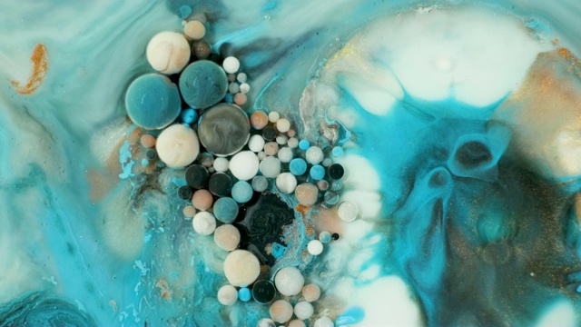 泡沫中的彩色颜料在液体中有机地移动视频素材